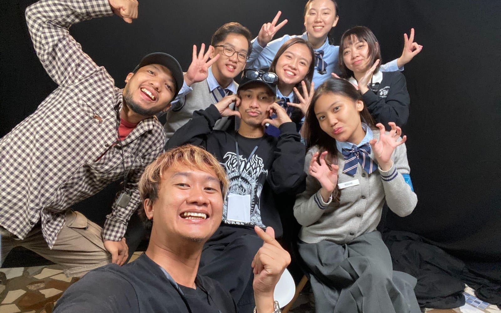 Foto selfie bersama tim produksi dan peserta berseragam sekolah di lokasi syuting, semua berpose ceria ke arah kamera