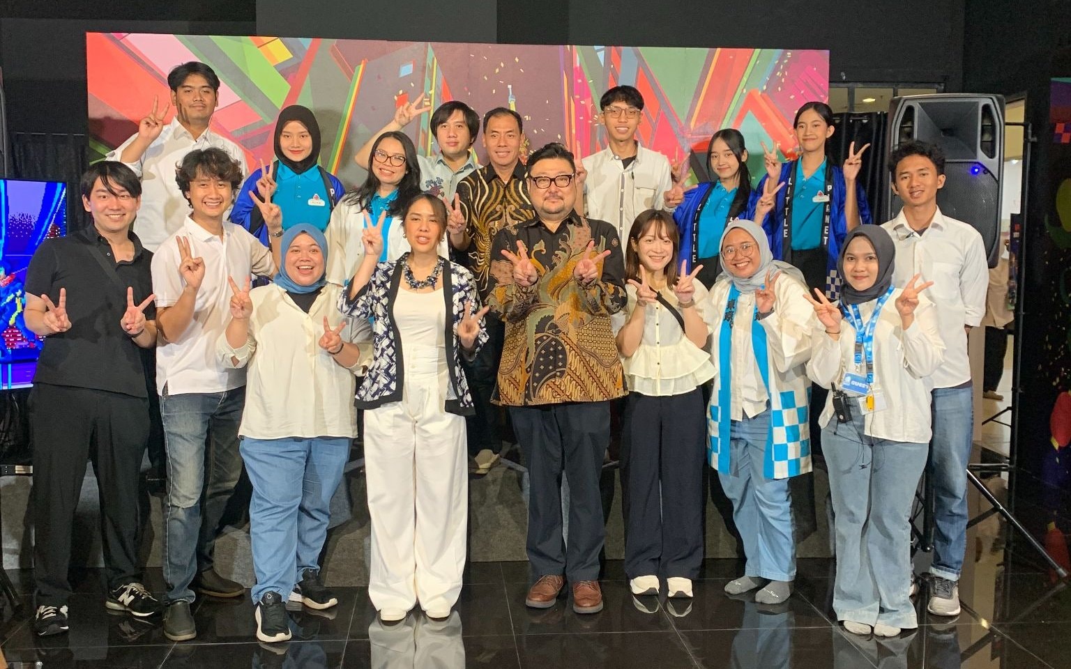Foto bersama tim penyelenggara, staf area, dan tamu di depan panggung Walk Tokyo setelah press conference