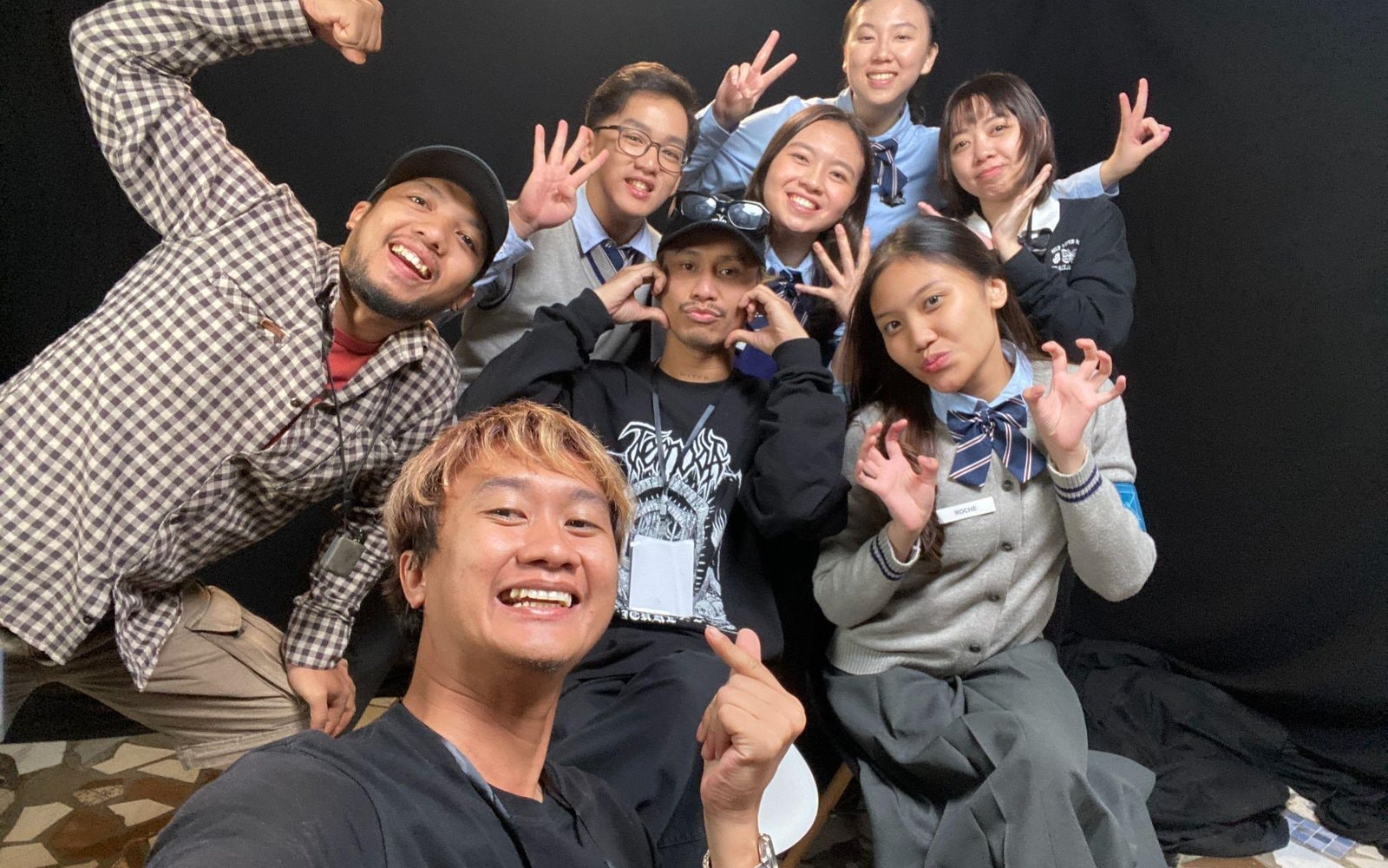 Foto selfie bersama tim produksi dan peserta berseragam sekolah di lokasi syuting, semua berpose ceria ke arah kamera
