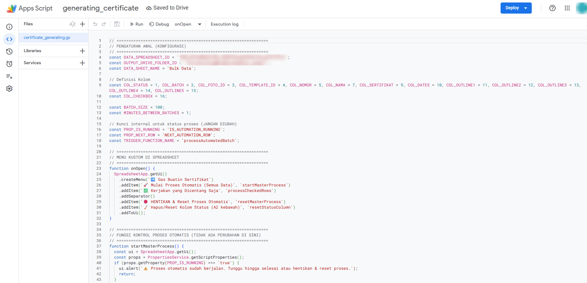 Editor Apps Script berisi konfigurasi kolom, ukuran batch 100, jeda satu menit antar batch, nama fungsi trigger, dan menu kustom di spreadsheet