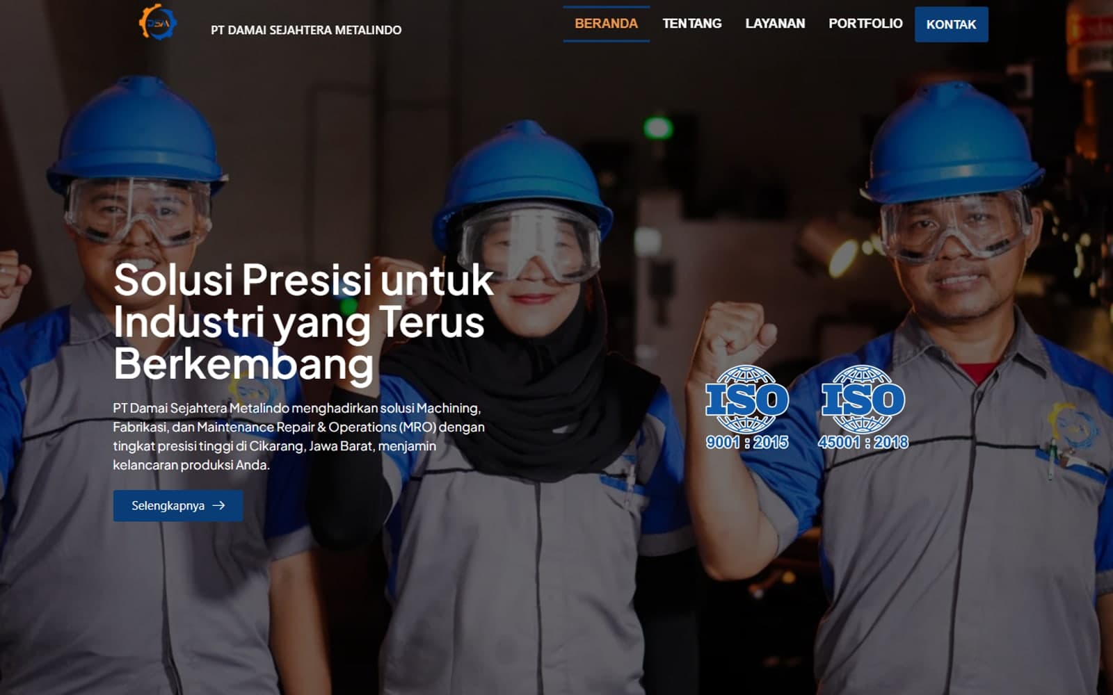 Halaman beranda website PT Damai Sejahtera Metalindo: tiga pekerja berhelm biru di workshop, judul Solusi Presisi untuk Industri yang Terus Berkembang, dan logo ISO 9001 dan 45001