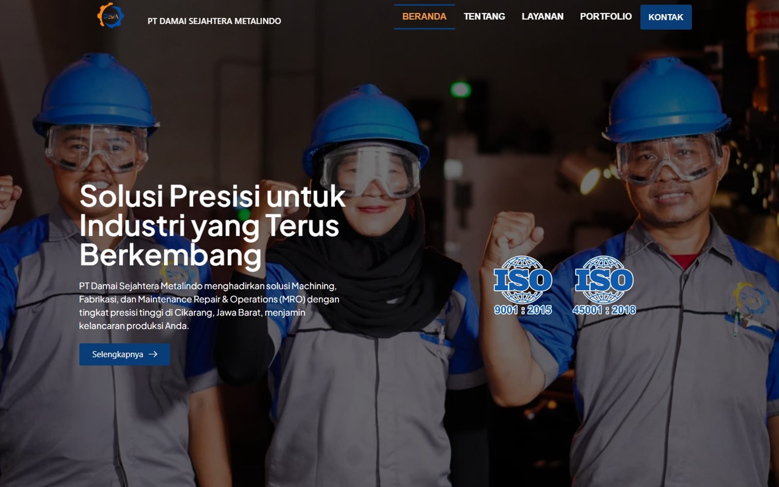 Halaman beranda website PT Damai Sejahtera Metalindo: tiga pekerja berhelm biru di workshop, judul Solusi Presisi untuk Industri yang Terus Berkembang, dan logo ISO 9001 dan 45001