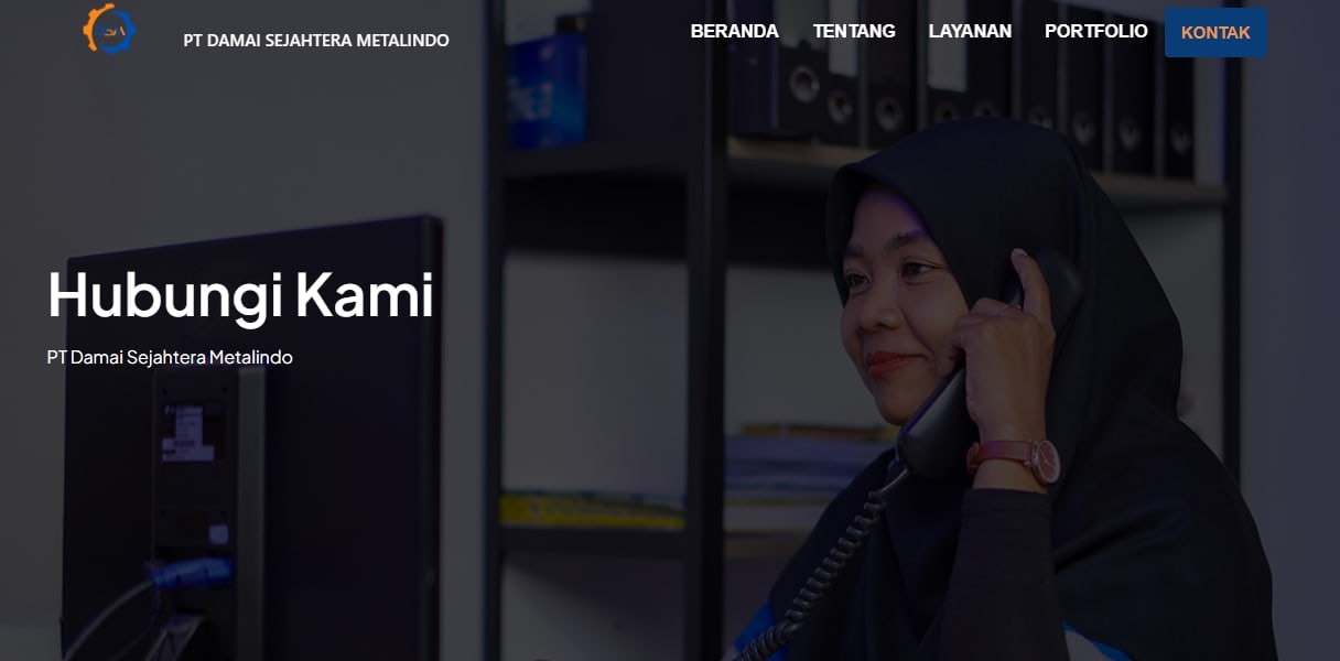 Halaman Hubungi Kami di website DSM dengan foto staf admin sedang menelepon di kantor