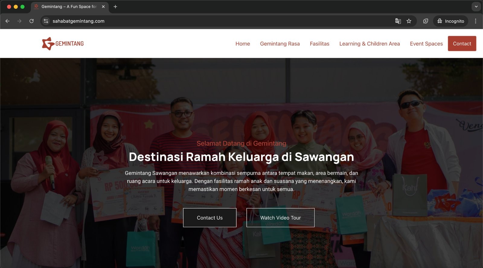 Halaman utama website Gemintang di browser, berisi logo, menu navigasi, judul Destinasi Ramah Keluarga di Sawangan, deskripsi singkat, serta tombol Contact Us dan Watch Video Tour di atas foto keluarga di sebuah acara