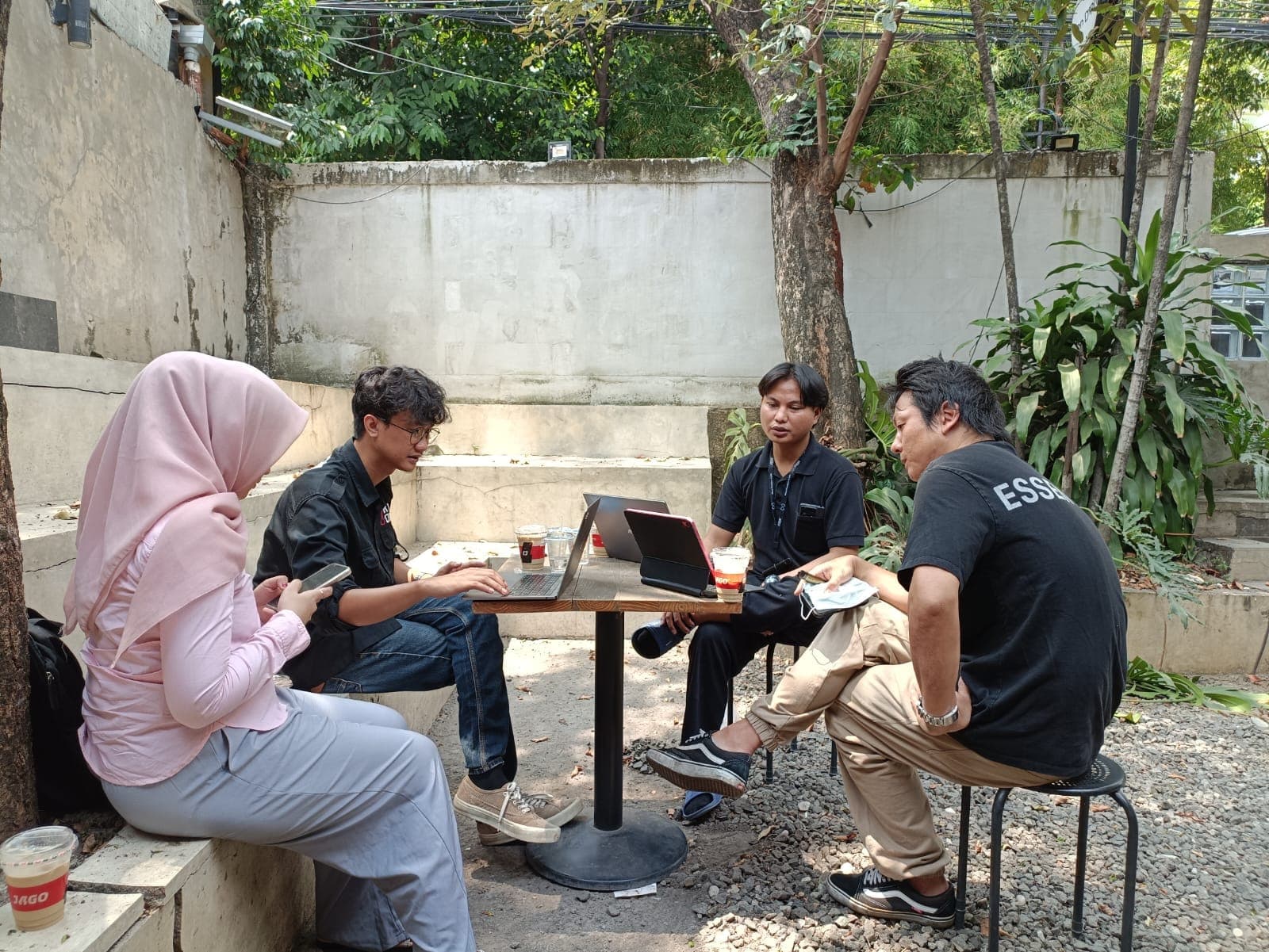 Prasetyo berdiskusi soal project dengan klien di area outdoor