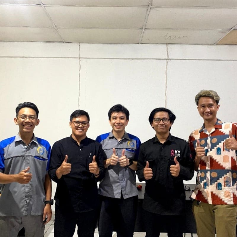 Prasetyo berfoto bersama tim sambil mengacungkan jempol