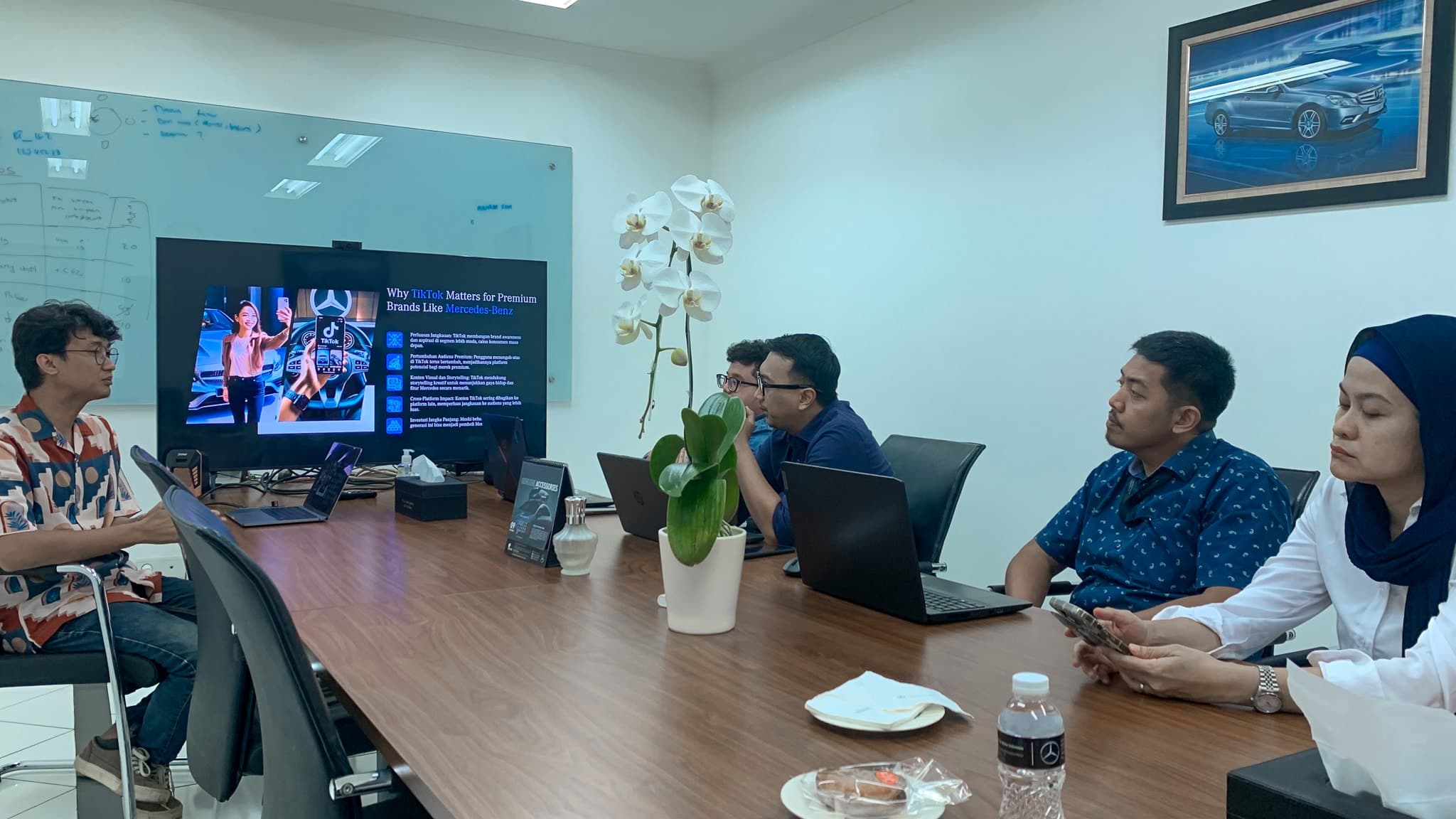 Prasetyo presentasi di ruang rapat klien