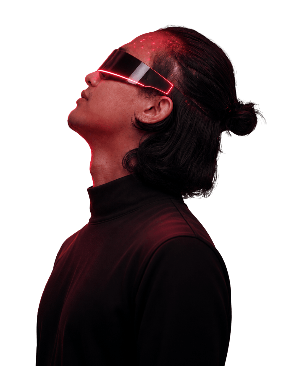 Pras pakai turtleneck hitam dan visor futuristik bercahaya merah, menengadah ke atas